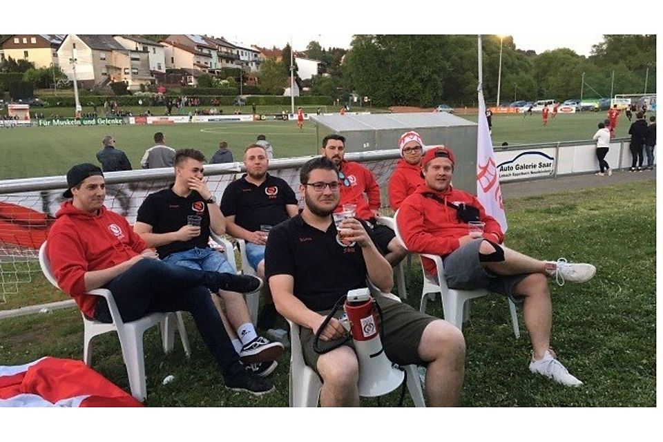 Für Aufsehen sorgten die Eppelborner Fans, indem sie angesichts des klaren Rückstands in der zweiten Hälfte mit dem Rücken zum Spielfeld saßen. Foto: Andreas Arens