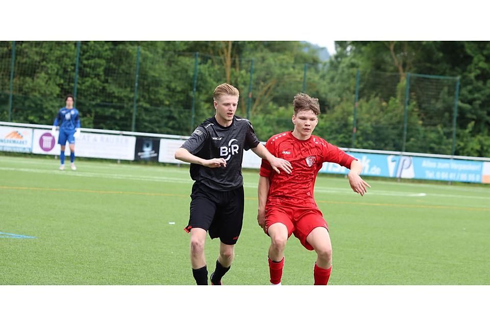 Daniel Schwab (l.) von den A-Junioren des SC Waldgirmes versuch sich, gegen Paul Diehl vom JFV Alsfeld durchzusetzen. Daniel Schwab (l.) von den A-Junioren des SC Waldgirmes versuch sich, gegen Paul Diehl vom JFV Alsfeld durchzusetzen. © FuF