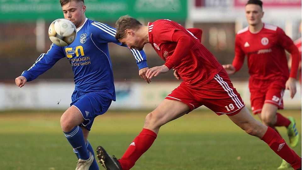 Michael Studzinski vom FC Schwedt gegen Stephan Wiede (Einheit Perleberg).