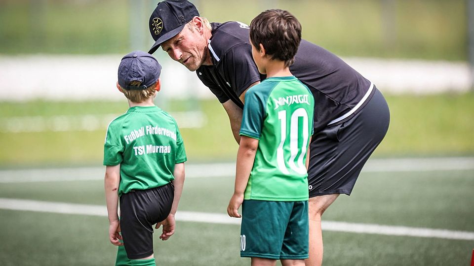 Mit Eifer lehrt Martin Kindermann den Kleinen im Murnauer Fußballkindergarten die Grundlagen des Sports.
