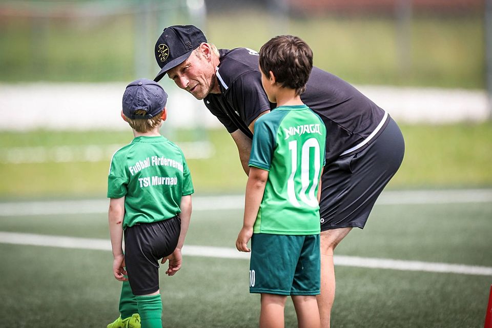 Mit Eifer lehrt Martin Kindermann den Kleinen im Murnauer Fußballkindergarten die Grundlagen des Sports.