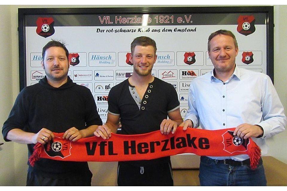 Obmann Bernd Moormann (links) und der Sportliche Leiter Frank Hüring (rechts) mit Neuzugang Hendrik Kroner. Foto: VfL Herzlake.