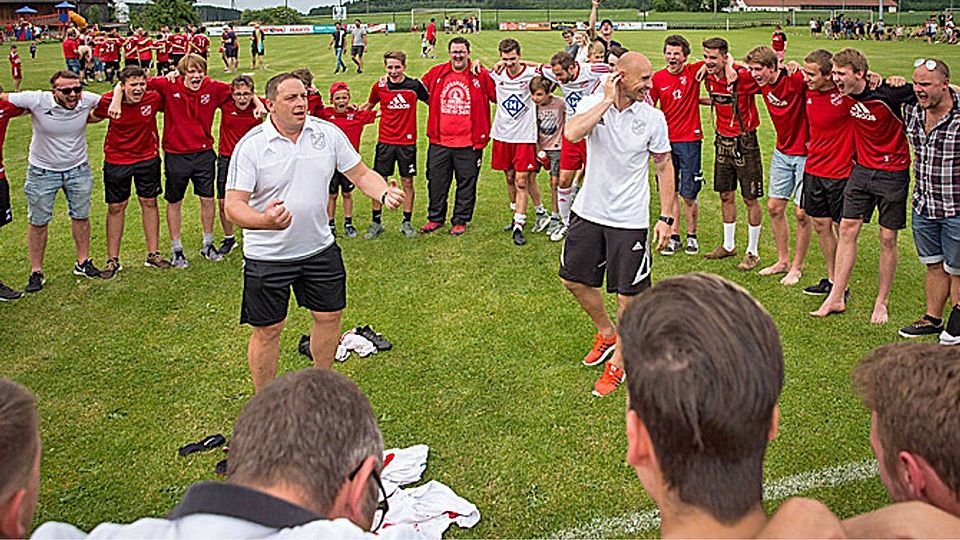 Freude bei Spielern und Fans des SV Fuchstal: Holger Sauter (links) und Trainer Sven Kresin feiern den Klassenerhalt in der Kreisklasse.  Foto: Julian Leitenstorfer