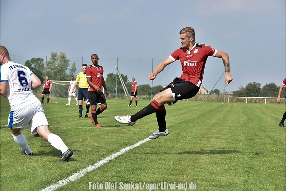 Christopher Kalkutschke (in rot-schwarz) wurde in die Elf des 4. Spieltags gewählt  F: Olaf Sankat
