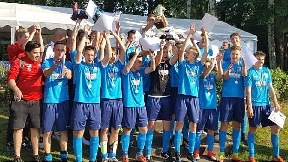 Die A-Junioren aus Bad Liebenwerda feiern den Sieg im Kreispokalwettbewerb. Zuvor hatten sie sich gegen Grün-Weiß Lübben durchg esetzt.  F: Kloss