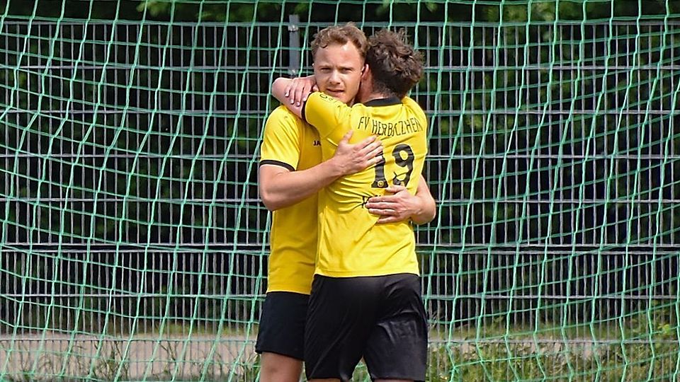 Der Herbolzheimer Adriano Spoth wird nach seinem 1:1-Treffer von Louis Kössler (Nummer 19) geherzt.