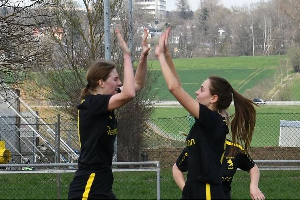 TSV Grafing Frauen: Johanna Garnreiter (dreifache Torschützin im Test gegen Schechen/l.) und Maria Riedl klatschen ab. TSV Grafing Frauen: Johanna Garnreiter (dreifache Torschützin im Test gegen Schechen/l.) und Maria Riedl klatschen ab.