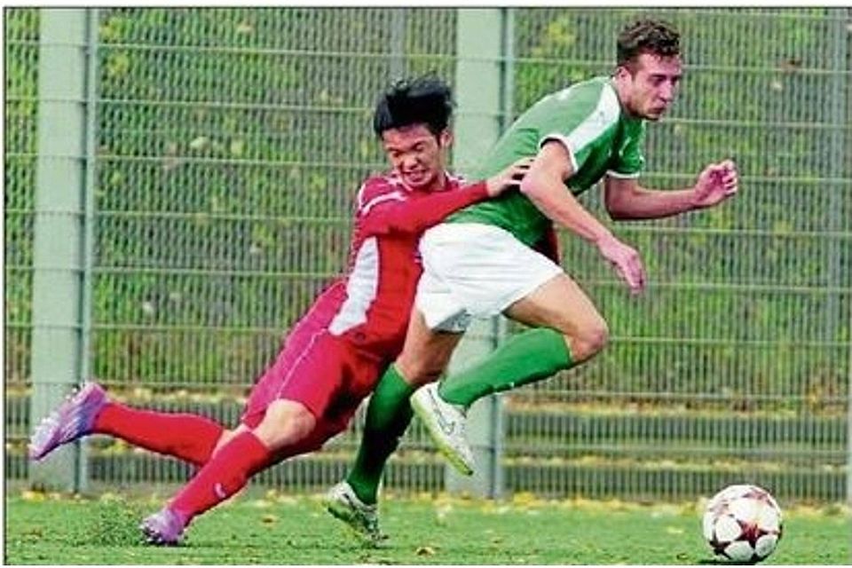 Sein Tor zum 1:3 war nur ein kleiner Hoffnungsschimmer: Am Ende verlor Philipp Hartung (r.) mit dem VfL Meckenheim in Hennef mit 2:4. FOTO: HENRY