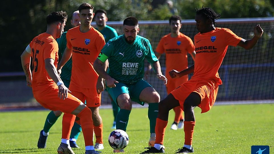 Ohne Treffer: Auch Kapitän Francesco Teodonno (in grün) fehlte gegen den FC Speyer die Effizienz vor dem gegnerischen Tor..