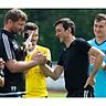 Fester Händedruck zum Abschied:  Andreas Binder (rechts), der den SV Hölzlebruck drei Jahre lang trainiert hat, nimmt auf eigenen Wunsch eine fußballerische Auszeit „von mindestens einem Jahr“.  | Foto: Wolfgang Scheu