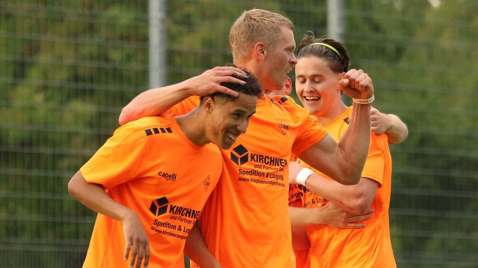 Der FC Bierstadt feiert seinen Topstürmer: Roan Heller (links) jubelt gemeinsam mit Gerit Wintermeyer und Max Kruse.