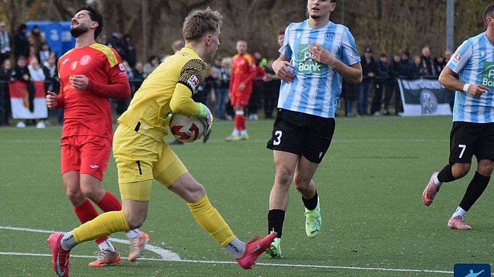 Anes Dziho (Mitte) trägt ab Sommer wieder das Aplerbecker Trikot.