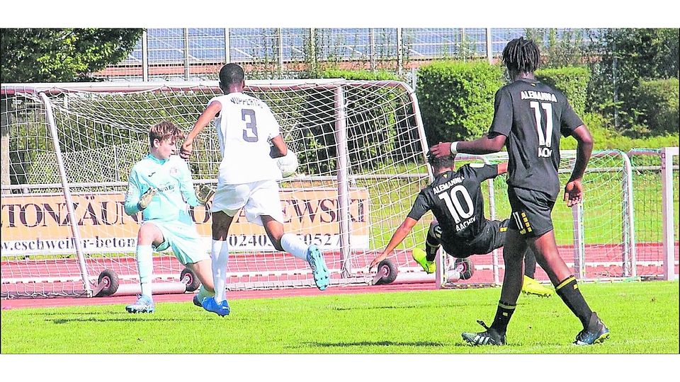 Gleich klingelt‘s: Karim Dhouib (Nummer 10) manövriert den Ball artistisch zum 2:1 an Wuppertals Schlussmann vorbei.