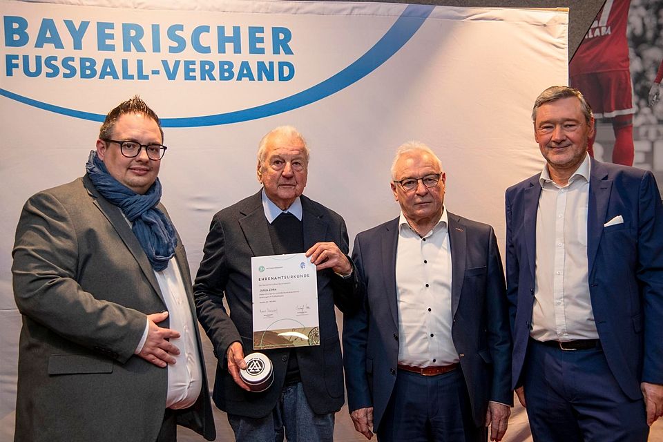 Für seinen langjährigen Einsatz als Schiedsrichter erhielt Julius Zinke (2.v.l.) den DFB-Sonderpreis von (v.l.) Verbands-Ehrenamtsbeauftragtem Andreas Vogler, Bezirks-Ehrenamtsreferent Andreas Gegg und BFV-Vizepräsident Robert Schraudner.