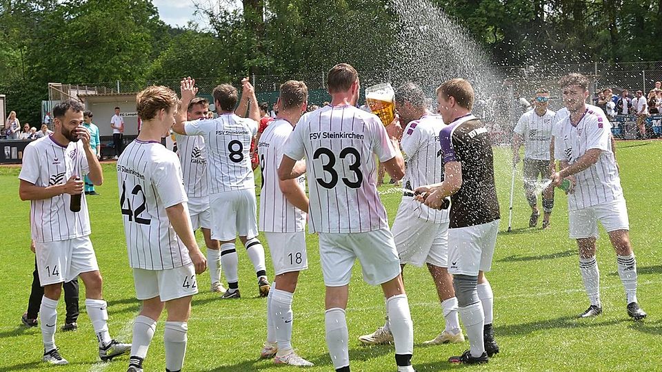 Überschäumende Freude: Die Steinkirchener Kicker feiern die Meisterschaft und den Aufstieg.