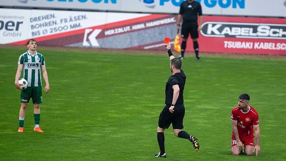 Münsters Lukas Herb sah im Siegener Leimbachstadion die Rote Karte wegen einer Notbremse.