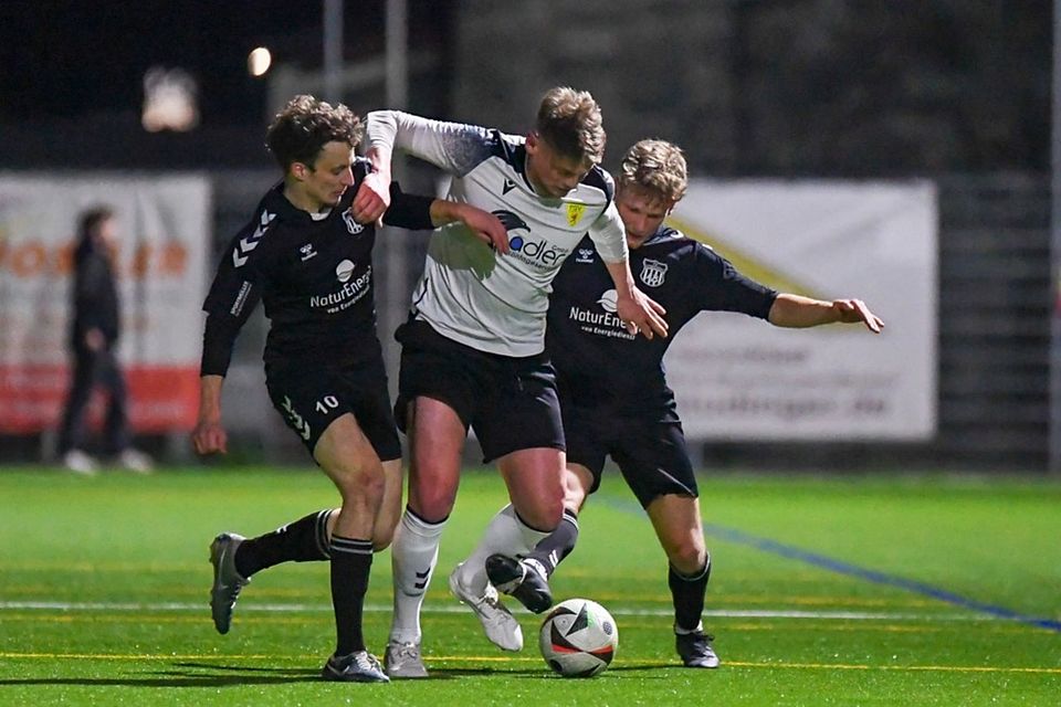 „Super spannend“ und „tolle Atmosphäre“: Jeremy Stangl (FSV, Mitte) in der FVLB-Zange von Johannes Binkert (links) und Linus Höpfl