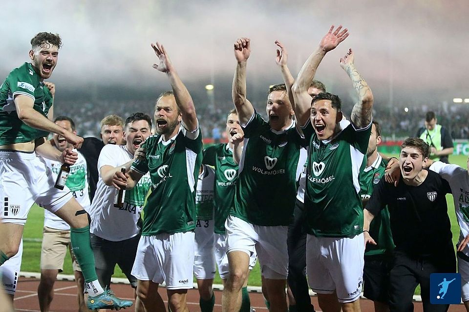 Anfang Mai 2025 war die Welt noch in Ordnung: Martin Thomann (3.v.re.) und die Schweinfurter feiern den Aufstieg in die 3. Liga.