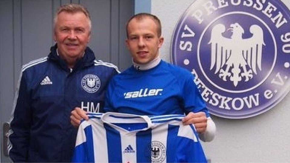 Letzter Neuzugang: Helmut Musick, Teammanager der Beeskower Preußen (links), mit dem Ukrainer Alex Yaroshenko, der sich in Neuenhagen gleich mit einem (Pokal-)Tor einführte  ©Preußen Beeskow