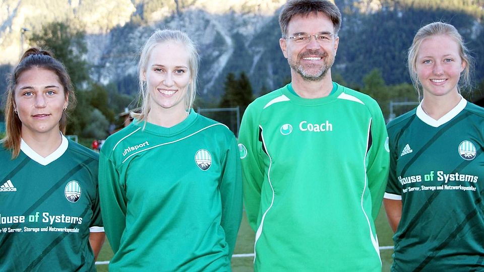 Drei von fünf Zugängen: FCO-Trainer Markus Schmidt begrüßt (v.l.) Tanja Lindauer, Andrea Kriner und Antonia Müller (r.) im Bezirksliga-Team.