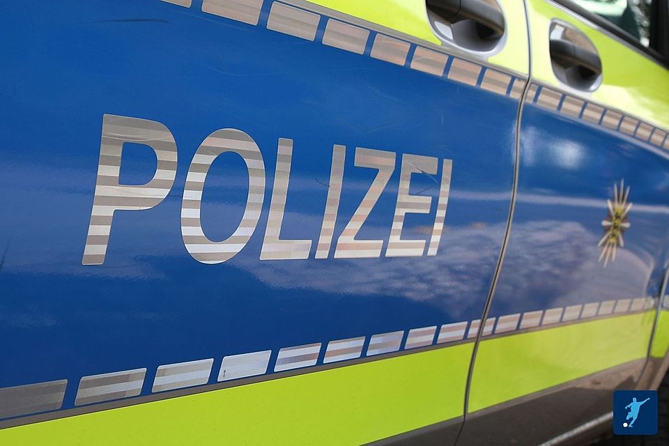 Wegen der Ausschreitungen beim Fußballspiel des SV Schwanheim gegen den SV Bobstadt wurde auch die Polizei gerufen. Sie rückte mit fünf Streifen an. Wegen der Ausschreitungen beim Fußballspiel des SV Schwanheim gegen den SV Bobstadt wurde auch die Polizei gerufen. Sie rückte mit fünf Streifen an.