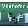 Vilshofens Abteilungsleiter Marco Wellner (li.) und Teammanager Christian Wolf (re.) heißen Markus Huber willkommen  Foto: FCV