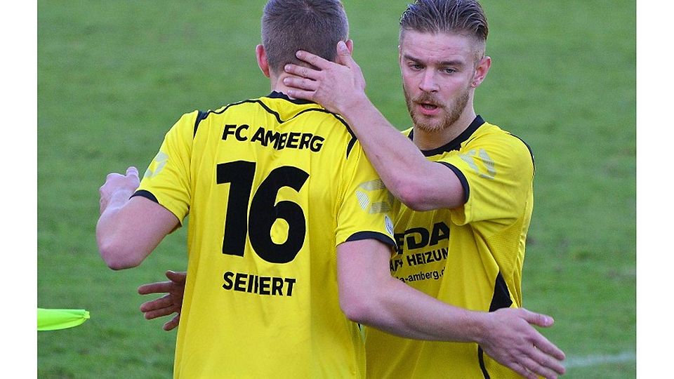 Zum Schluss gingen beim FC Amberg, hier Marco Seifert (l.) und Tobias Wiesner (r.), gegen Bad Kötzting die Kräfte aus. &lt;b&gt;F: Eberhardt&lt;/b&gt;