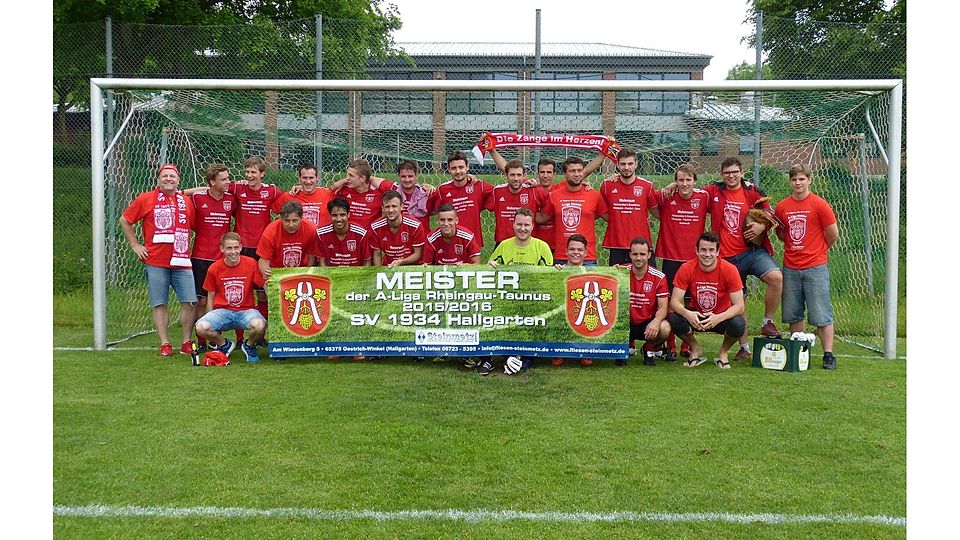 Hallgarter Strahlemänner: Stehend von links: Mario Moos, Christopher Hofmann, Alexander Hofmann, Jens Hartmann, Ricardo Moos, Benjamin Wehling, David Fenkl, Timo Kliemt, Maximilian Much, Patrick Büchner, Marvin Starke, Tobias Kliemt, Fabian Haarmann und Lukas Peter. Vorne von links: Dennis Bungert, Zoran Krneta, Paisarn Blies, Marcel Rezun, Tobias Strauch, Jens Gehrmann, Leandro Moos, Alexander Mu