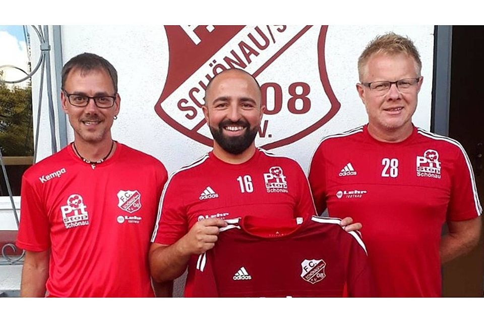 Der neue Schönauer Coach Faik Zikolli (Mitte) mit FCS-Aktivleiter Stefan Nopper (links) und dem ersten Vorstand Burkhard Steinebrunner | Foto: Verein
