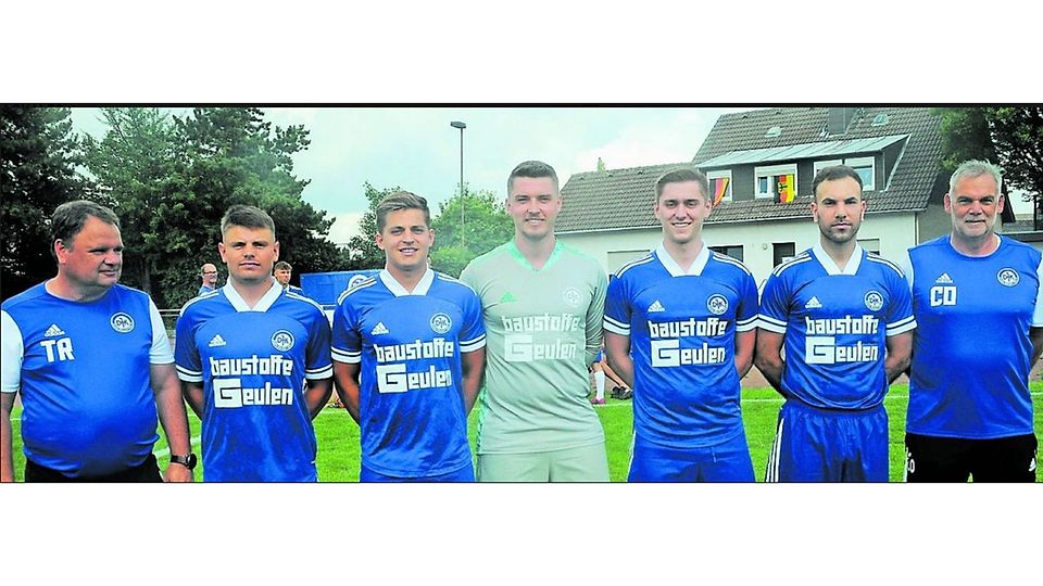 Fünf von sieben Neuzugängen der Arminia: Trainer Frank Küntzeler (von links), Nick Krückels, Claas Paulsen, Marvin Olbrich, Pascal Dujardin, Manuel Kanou und Co-Trainer Norbert Klinkenberg.