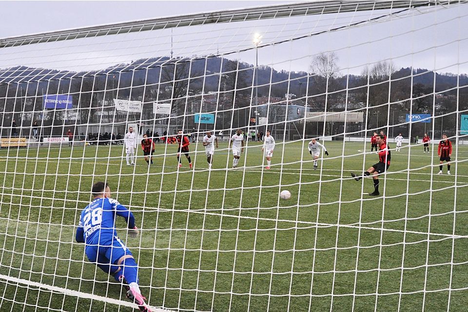WB-Captain Flavio Peter bezwingt Hüter Robin Enrico per Strafstoss zum 3:0.