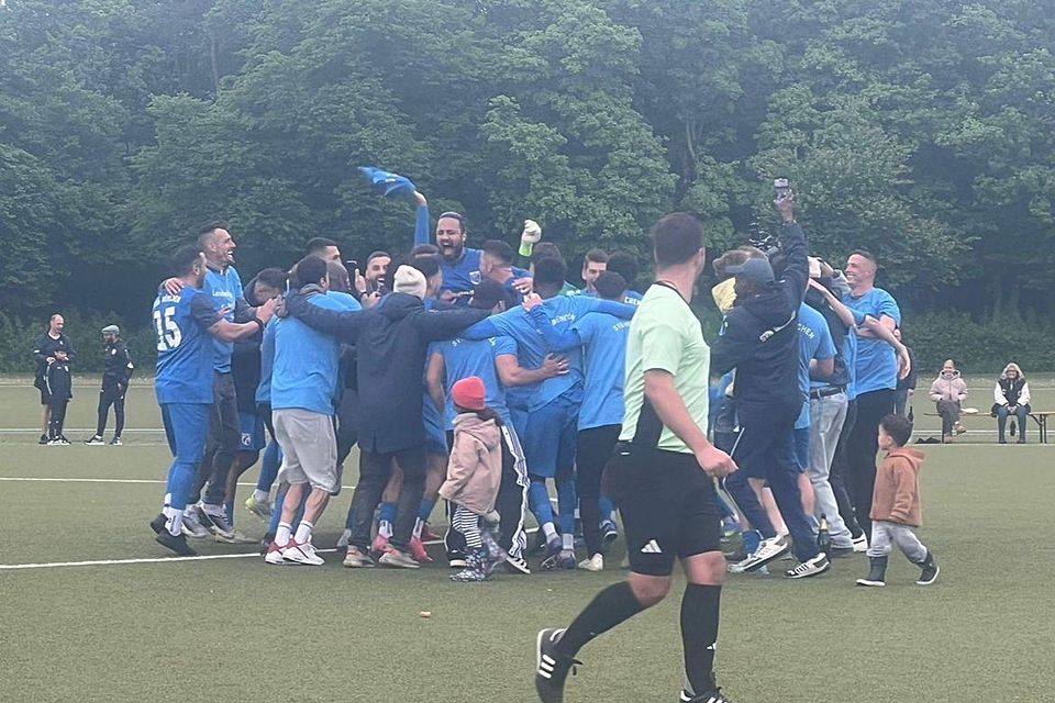 Der Jubel kennt keine Grenzen: Die Mannschaft des SVN feiert den Landesliga-Aufstieg auf dem Feld.