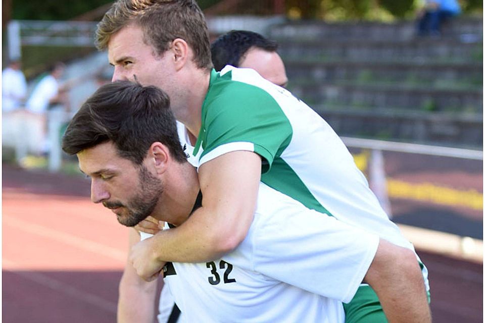 „Krankentransporter“ spielte FCG-Keeper Dominik Trenker (links) für den am Knie verletzten Mike Marianek. 	F.: Walter Brugger