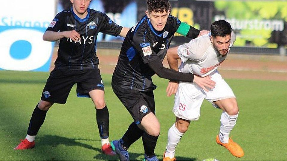 Der Einsatz stimmte, das Ergebnis nicht: Phil Beckhoff (l.) und Dominik Bilogrevic verloren mit der U21 des SC Paderborn 07 bei den Sportfreunden aus Siegen. F: Kaiser