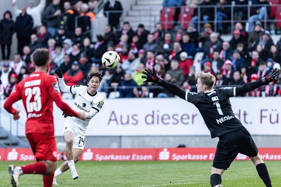 Soichiro Kozuki vom TSV 1860 München köpft auf das Tor