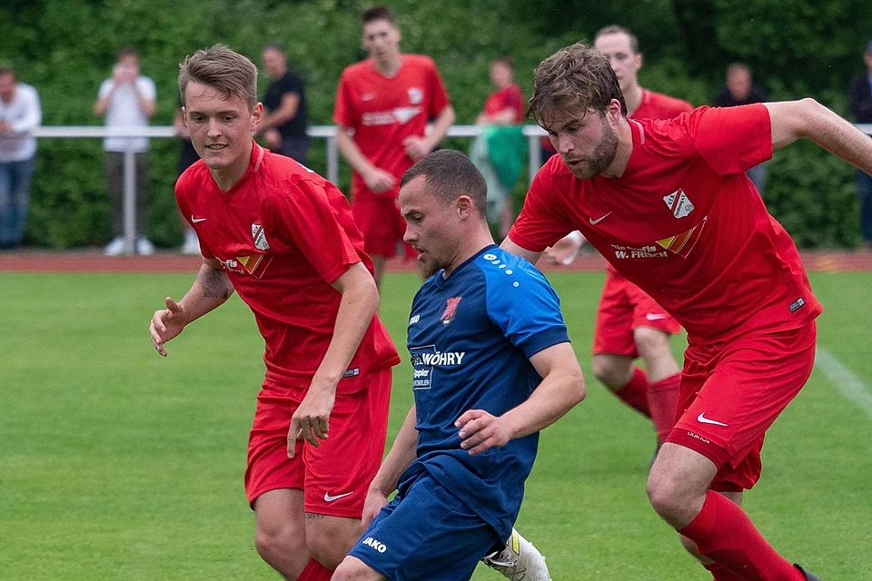 In neuer Umgebung müssen sich die Kicker des Kreisliga-Aufsteigers TSV Zorneding (hier im Relegationsspiel, vorne: Jakob Bouacha) und Absteiger VfB Forstinning II (Mario Schmidt, Markus Geßner) zurecht finden.