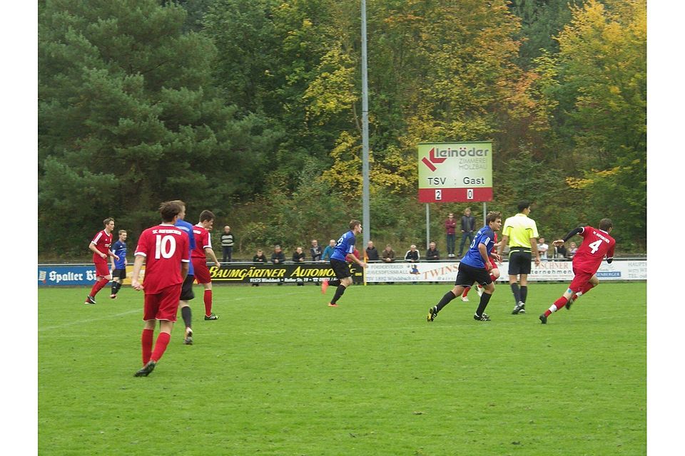 2:0 führte der TSV Windsbach in dieser Szene der Partie gegen den SC Aufkirchen. Eine Führung, welche die Kamm-Truppe bis zur Halbzeitpause auf 4:0 nach oben schraubte. Nach dem Seitenwechsel wurde es dann allerdings trotz dieses deutlichen Zwischenstands noch einmal extrem dramatisch (Foto: Berin Schlund).