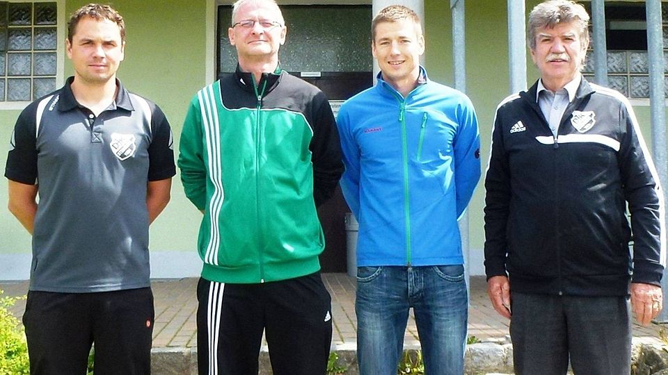 Christian Huttner, Wolfgang Degenhardt (von links) und Jakob Scharf (rechts) hießen Robert Dorn als den neuen DJK-Trainer willkommen.  Foto: ssr