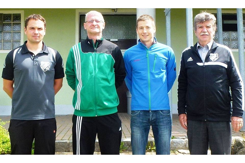 Christian Huttner, Wolfgang Degenhardt (von links) und Jakob Scharf (rechts) hießen Robert Dorn als den neuen DJK-Trainer willkommen.  Foto: ssr