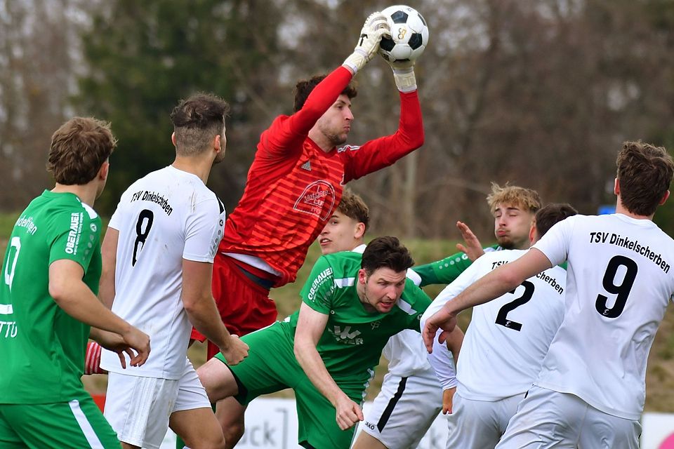 Diesen Ball schnappte sich Dinkelscherbens Keeper Lukas Kania, einmal hatte er aber bei einem Kopfball von Gundelfingens Lukas Schön (vorne) das Nachsehen.