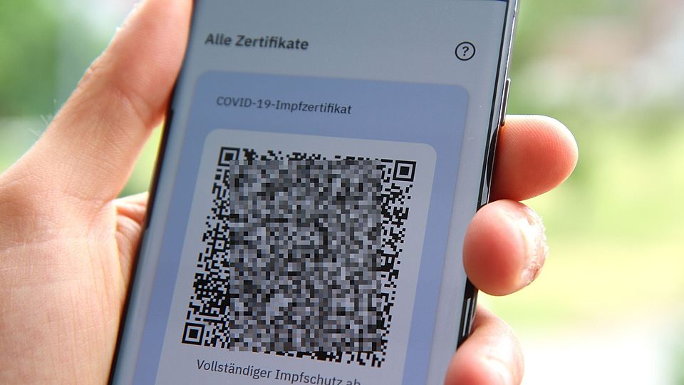 Mit Impfnachweis, Negativtest oder Bestätigung, dass man von einer Corona-Erkrankung genesen ist, gibt es für Zuschauer und Amateurfußballer in Bayern kaum noch Beschränkungen.