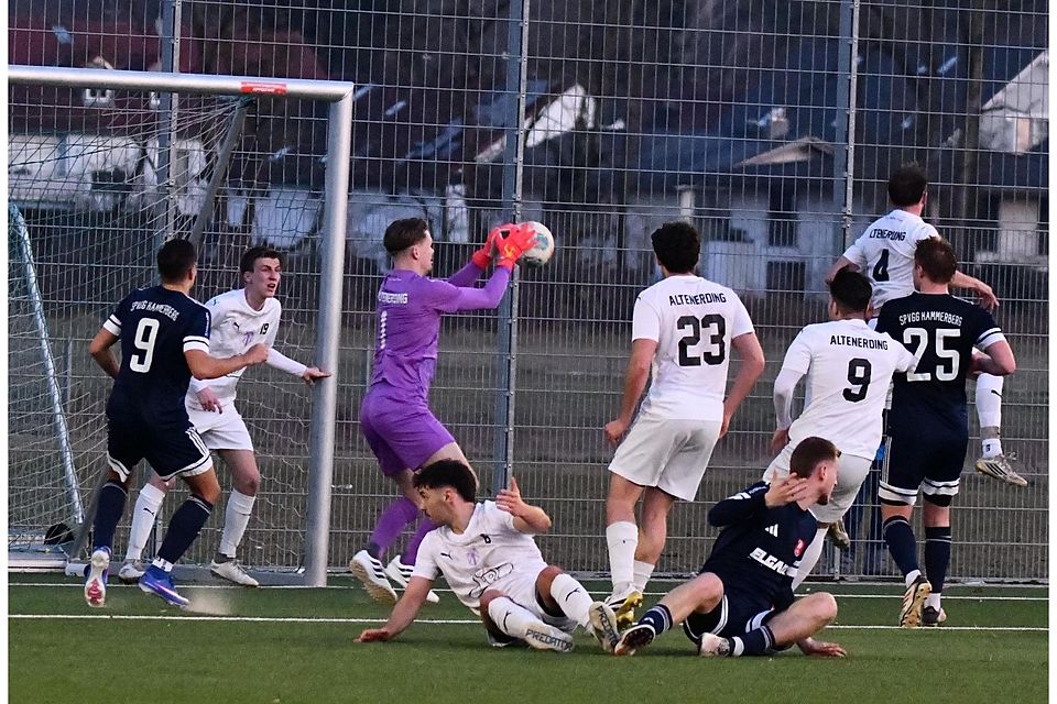 Mit allen Mitteln versucht Ajdin Nienhaus den Zweikampf gegen Martin Reindl für sich zu entscheiden, doch letztlich kam der Kammerberger Angreifer frei vor Torhüter Lukas Loher zum Abschluss. Jedoch rettete der Keeper mit einer überragenden Parade