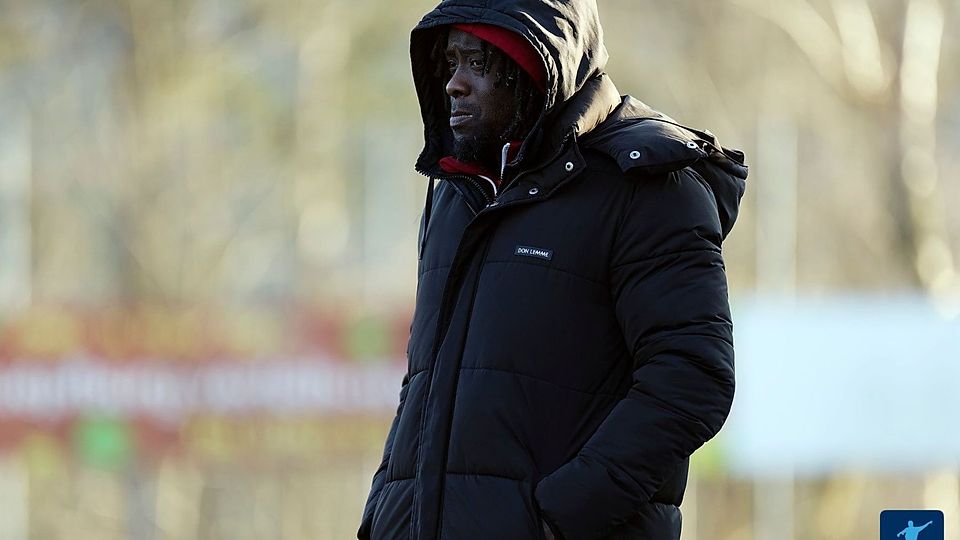 Ibrahima "Ibou" Mbaye schaut bedröppelt in die Ferne. Der 45-Jährige musste am Freitag seinen Hut nehmen.