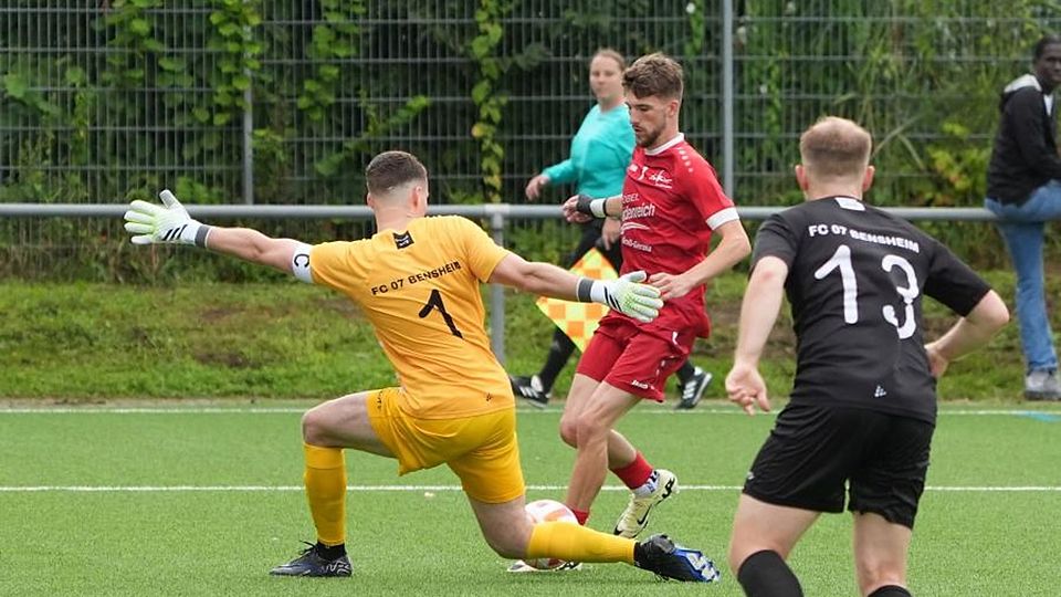 Büttelborns Marvin Wiesenäcker (am Ball) tanzt die Bensheimer Abwehr und Torhüter Dominik Kurz aus und bereitet das 2:2 vor.	Foto: Marc Schüler
