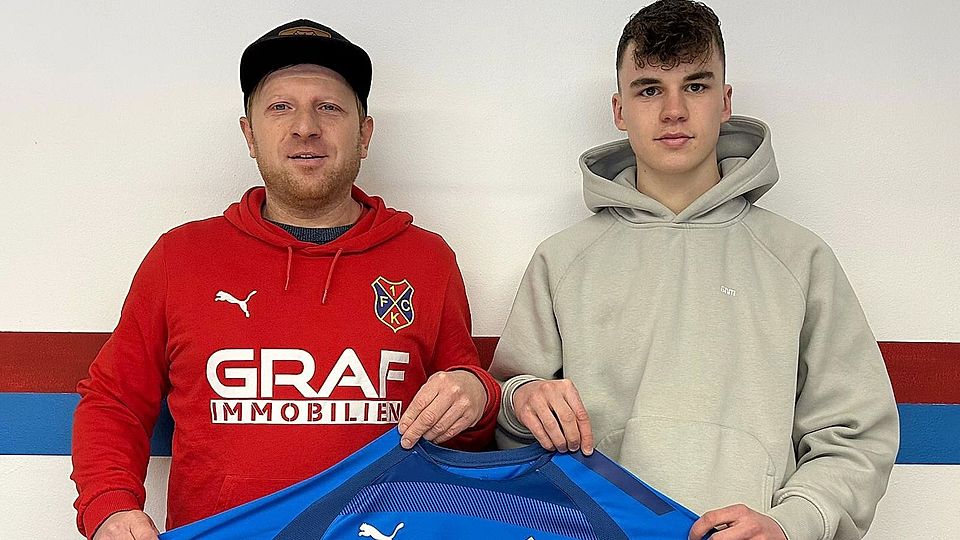 Bad Kötztings sportlicher Leiter Thomas Iglhaut (links) präsentiert mit Noah Kessler den ersten Neuzugang.
