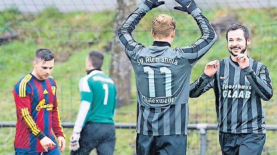 Thalexweilers Max Kühn jubelt und beglückwünscht Goalgetter Pascal Petry (rechts) zu dessen Doppelpack - bei den Gästen aus Limbach hält sich die Freude eher in Grenzen. Foto: Thiel