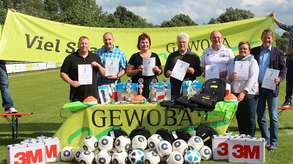 Repräsentanten des Fußballkreises Bremerhaven, des Ausrichters SFL und des Sponsors präsentierten zum Start die Preise, die es beim achttägigen Turnier um den Gewoba-Cup zu gewinnen gibt. Theuring