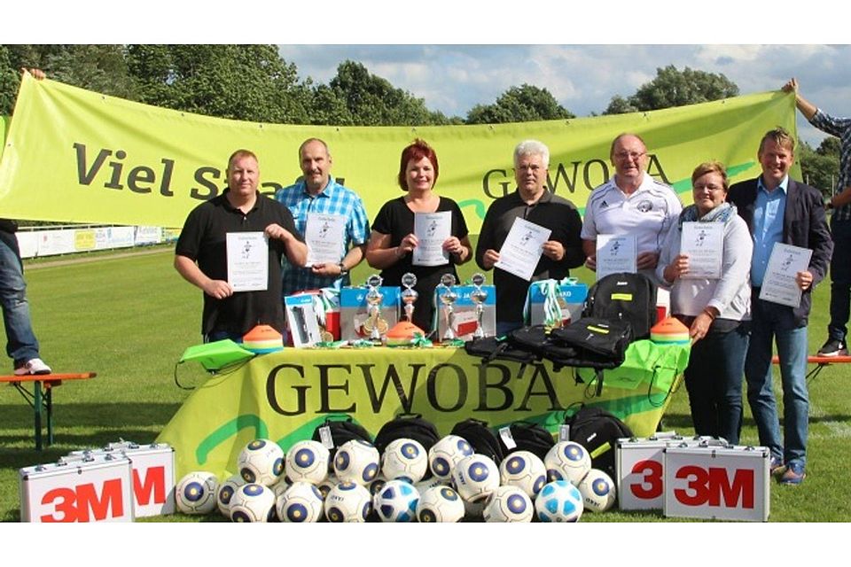 Repräsentanten des Fußballkreises Bremerhaven, des Ausrichters SFL und des Sponsors präsentierten zum Start die Preise, die es beim achttägigen Turnier um den Gewoba-Cup zu gewinnen gibt. Theuring