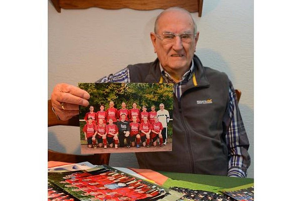 Günter Sandhövel - Als Erinnerung bleiben Günter Sandhövel viele Mannschaftsfotos aus 35 Jahren.   Foto: Holger Arndt