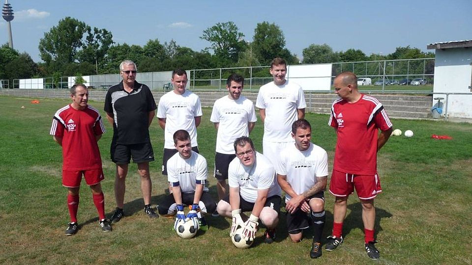 Hinten (v.li.n.re.): Co-Trainer Thomas Rauh, Betreuer Holger Banek, Peter Hermel, Marco Feldmeier, Dominik Banek. Vorne (v.li.n.re.): Martin Schröder, Timo Knorr, Christopher Gerber und Coach Steffen Kircheis. (F: TSV Südwest)